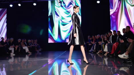 modelo de desfile en la pista de aterrizaje