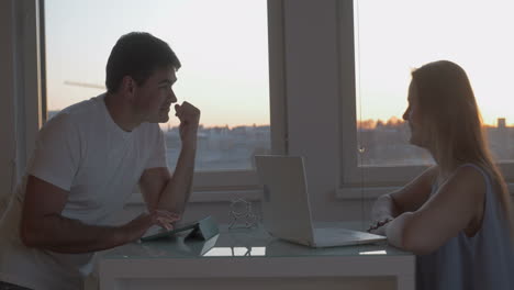 Freizeit-Mit-Tablet-PC-Und-Laptop