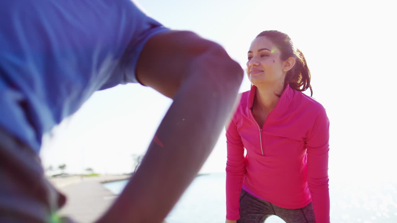 cerca de las llamaradas solares personas multiétnicas descansando