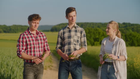 tres agricultores confiados posan para una fotografía