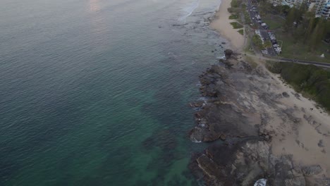 Olas-Relajantes-En-La-Playa-En-Rock-Wall-Point-Cartwright,-Mooloolaba,-Costa-Del-Sol,-Queensland,-Toma-Aérea-De-Australia