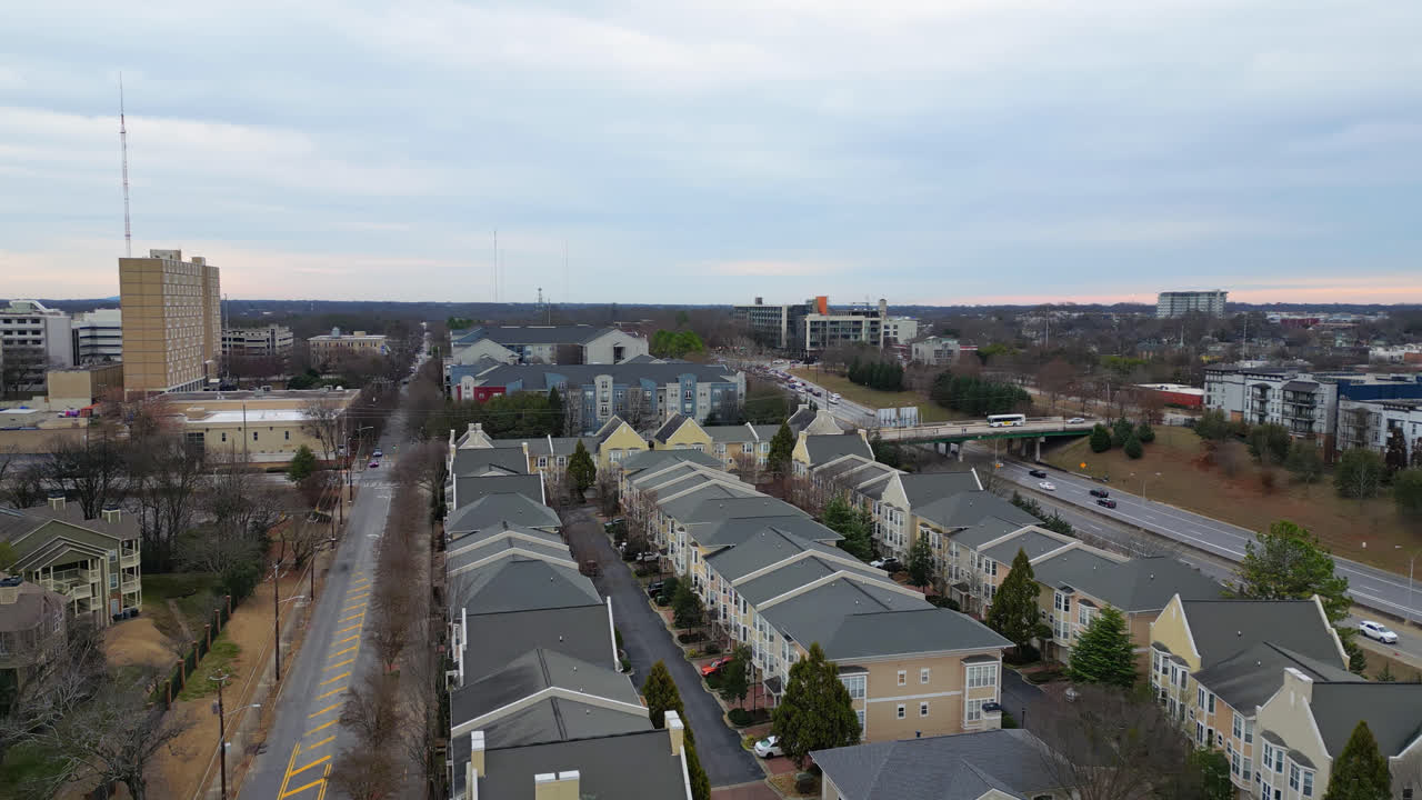 tomada panorámica del barrio americano con carretera y campo de fútbol en la ciudad de atlanta, georgia