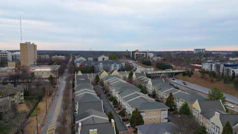 Toma-Panorámica-Del-Barrio-Americano-Con-Carretera-Y-Campo-De-Fútbol-En-La-Ciudad-De-Atlanta,-Georgia.