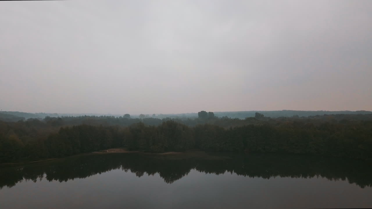 안개 낀 아침 숲 한가운데 있는 아름다운 호수