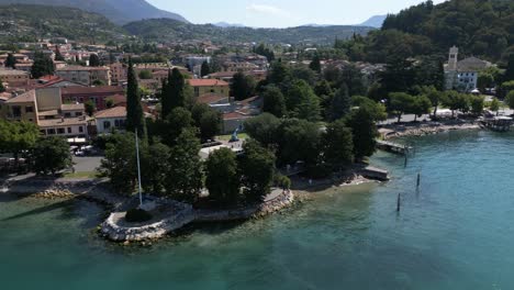 Increíble-Vista-Aérea-De-Garda,-Puerto-Del-Lago-De-Garda,-Italia