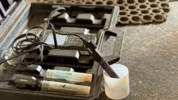pHmetro elettronico per misurare l'acidità dell'acqua, che dimostra il test della qualità dell'acqua e il monitoraggio ambientale