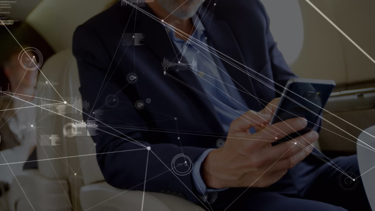 비행기에서 스마트폰을 사용하는 이중 인종 사업가에 대한 연결 네트워크의 애니메이션