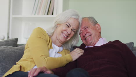 Pareja-Caucásica-Mayor-Abrazándose