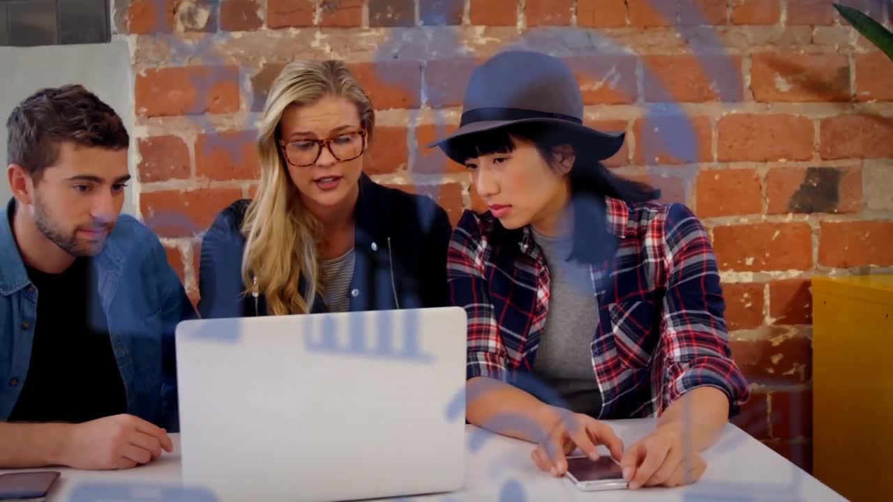 анимация нескольких цифровых икон над различными коллегами, обсуждающими ноутбук в офисе