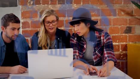 animación de múltiples iconos digitales sobre diversos colegas discutiendo sobre la computadora portátil en la oficina