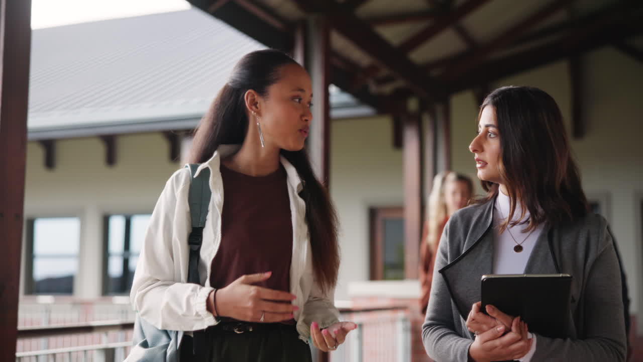 캠퍼스에서 이야기하는 학생들