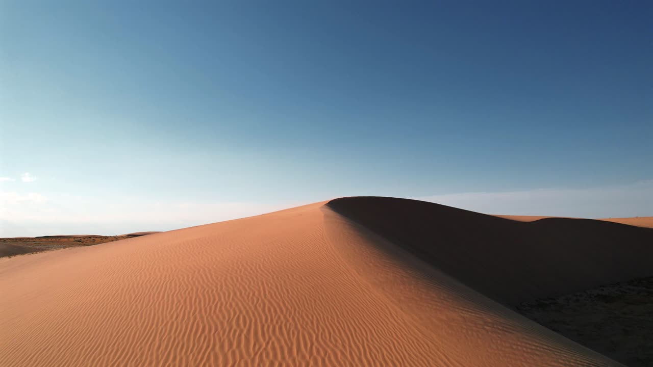 Widok z drona na teksturę pustyni Gobi w Mongolii.