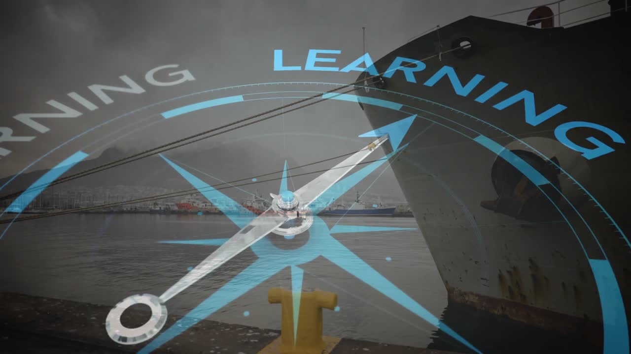 Compas pointant vers une animation « APPRENTISSAGE » superposée à un navire amarré dans un port