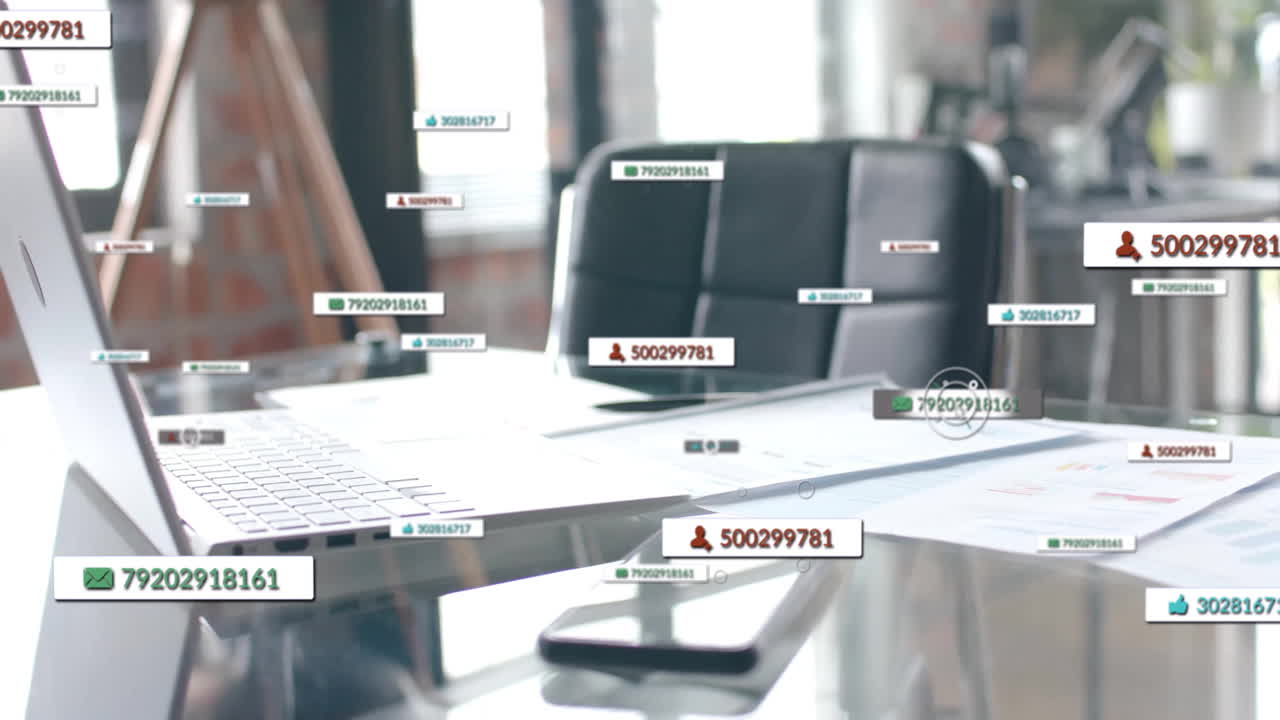 анимация обработки данных социальных сетей на компьютере на столе в офисе