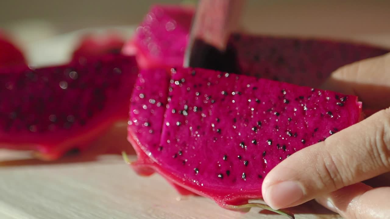 드래곤 과일을 잘라