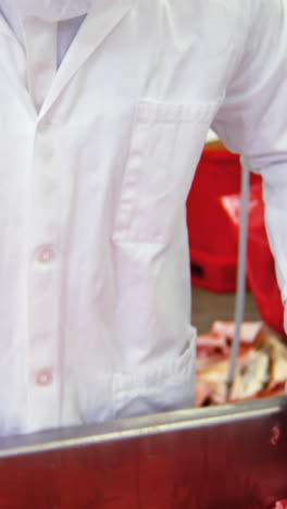 carnicero que prepara carne picada