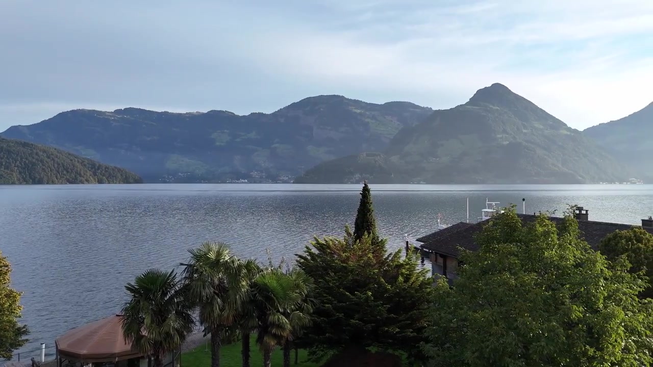 Rive baciate dal sole del Lago di Lucerna, Svizzera