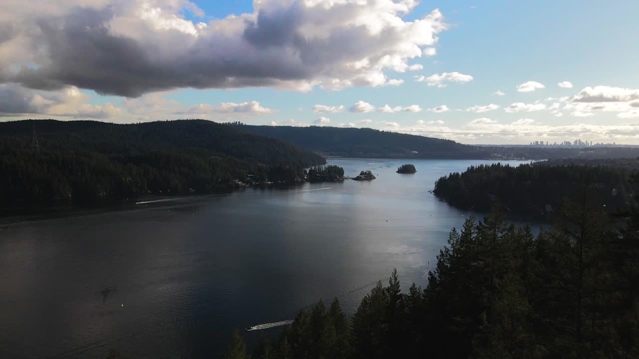 Smuk naturskøn udsigt over Indian River Inlet i Deep Cove, North Vancouver på en delvist overskyet dag