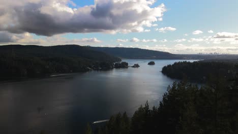 Hermosa-Vista-Panorámica-De-La-Entrada-Del-Río-Indio-En-Cala-Profunda,-Al-Norte-De-Vancouver-En-Un-Día-Parcialmente-Nublado