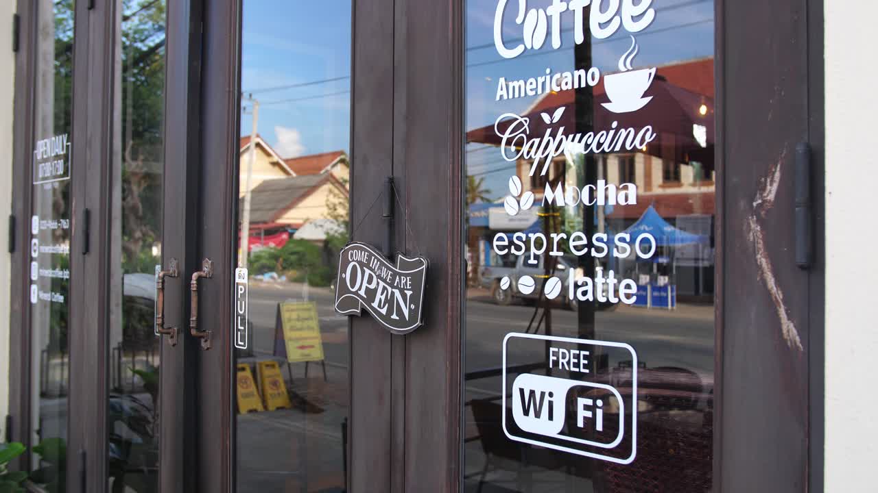 Porta d'ingresso di Caffetteria con Menù e Cartello Wi-Fi