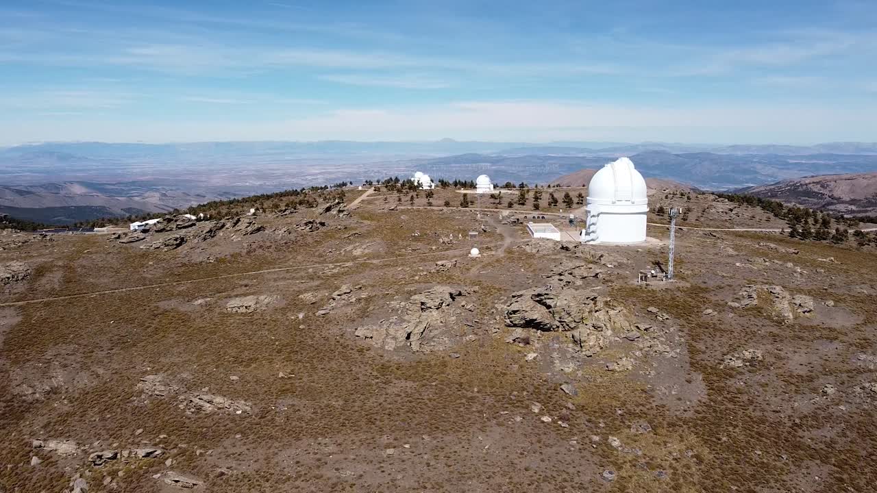 vista aérea de drones del observatorio de calar alto en la cima de la montaña nevada en almería, andalucía, españa