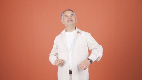 그 남자가 노래하고 있어.