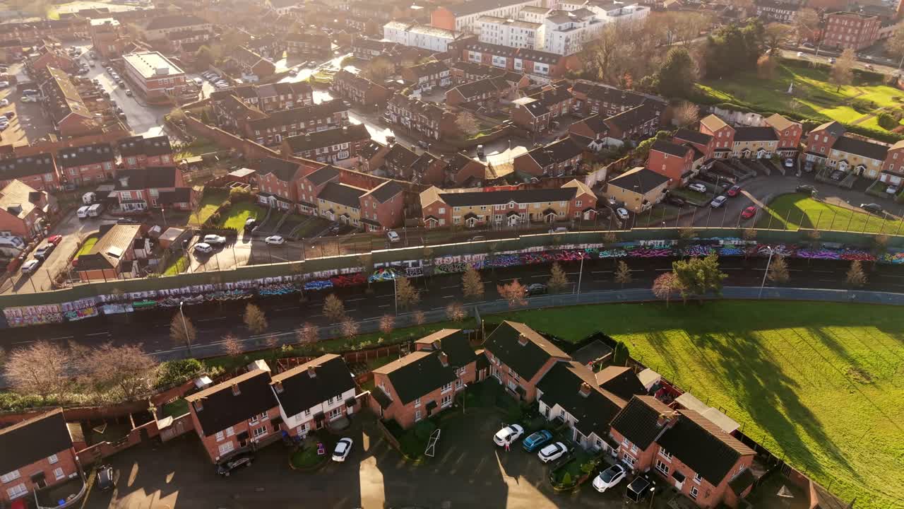 Video aereo centrato 4K a 60 FPS del Belfast Peace Wall Interface a Belfast, Irlanda del Nord. I murales esplorano le politiche dell'Irlanda del Nord e del mondo. Prodotto con colore Rec709