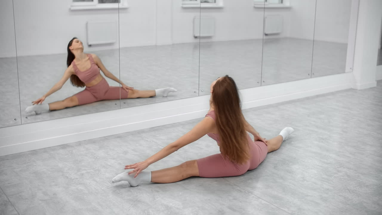 Frau beim Dehnen in einem Tanzstudio