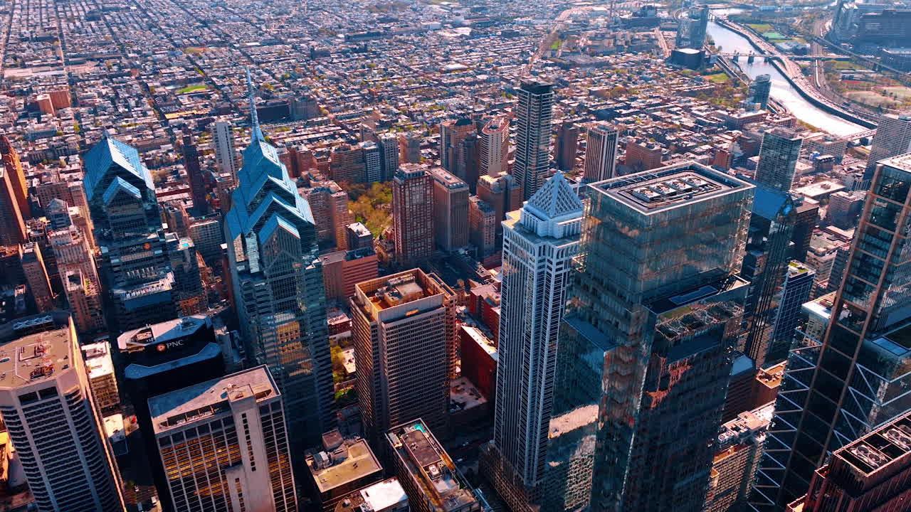 Philadelphia, USA, 24 aprile 2026: Vista dall'alto di grattacieli in vetro blu a Philadelphia. Prospettiva dall'alto che guarda verso il basso le torri per uffici in vetro blu nel distretto finanziario di Philadelphia.