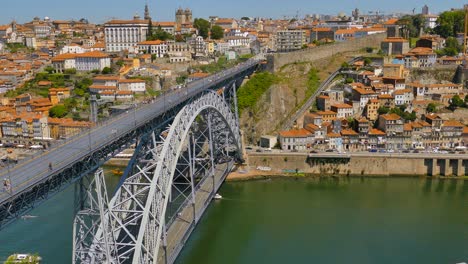 Panorama-Der-Historischen-Stadt-Mit-Der-Markanten-Brücke-Dom-Luís-I-In-Porto,-Portugal