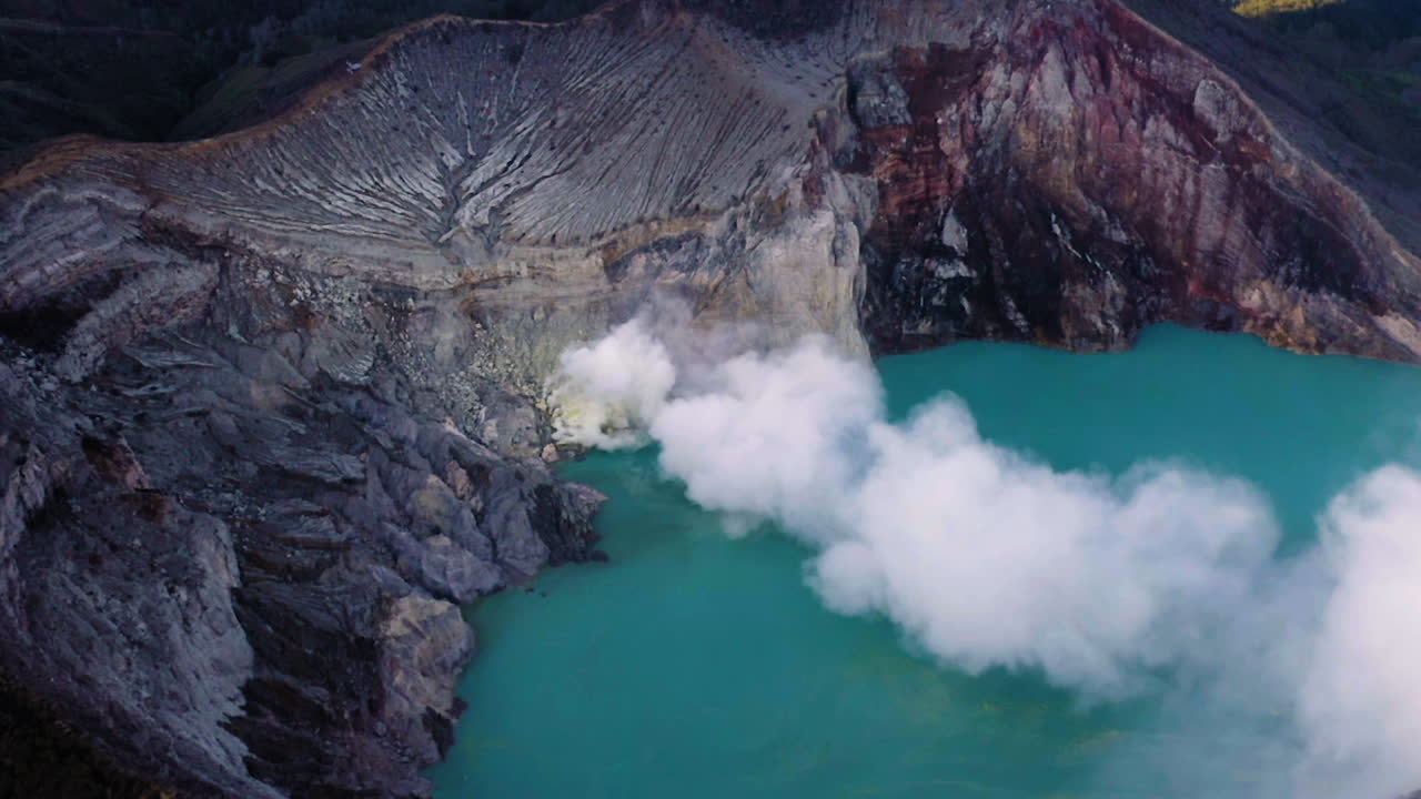 cráter del volcán ijen, java, indonesia