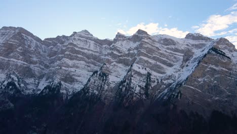 panorámica lenta aérea a través de montañas nevadas en los alpes, suiza