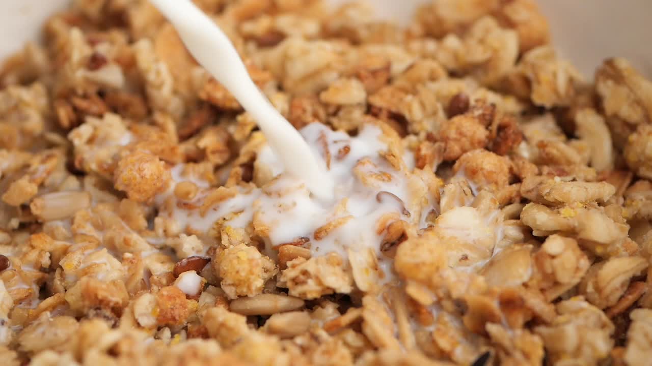 그라놀라 위에 우유를 부는 것