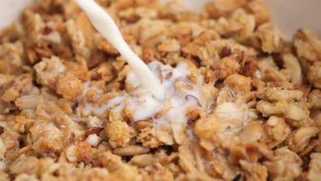 vertiendo leche sobre la granola