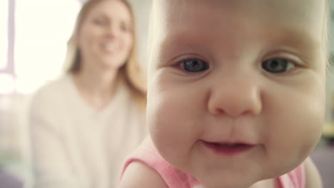 Adorable-Cara-De-Bebé-Mirando-A-La-Cámara