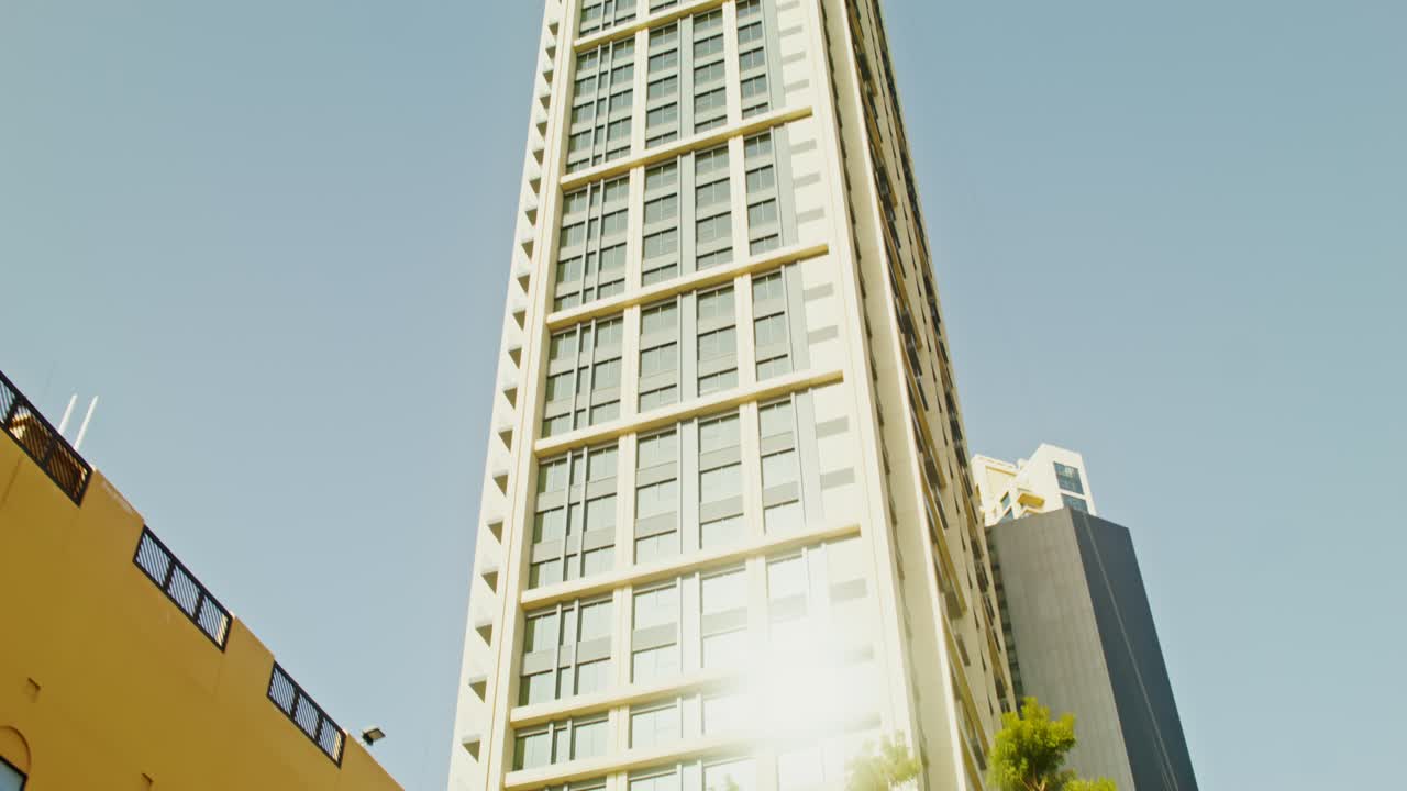 rascacielos moderno en un entorno urbano