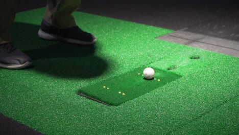 Indoor-Golf-Simulator-Schaukel-Mit-Einem-Eisen,-Club-Schlagball