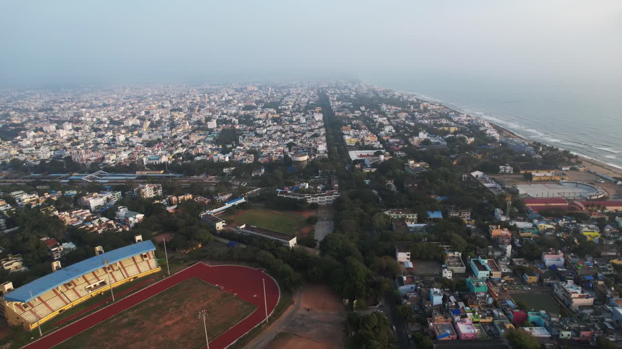 Riprese aeree dell'intera Pondicherry, precedentemente nota come Pondicherry, che ha acquisito importanza come "La Costa Azzurra dell'Est", una delle più antiche colonie francesi.