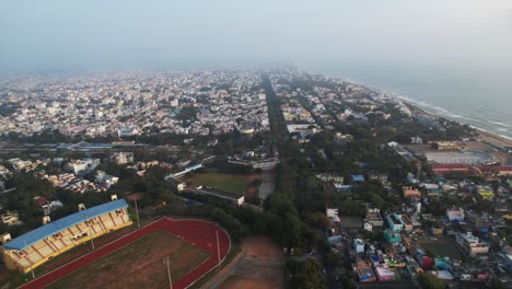 Imágenes-Aéreas-De-Enitre-Pondicherry,-Anteriormente-Conocida-Como-Pondicherry,-Ganaron-Su-Importancia-Como-&quot;la-Riviera-Francesa-Del-Este&quot;,-Una-De-Las-Colonias-Francesas-Más-Antiguas.