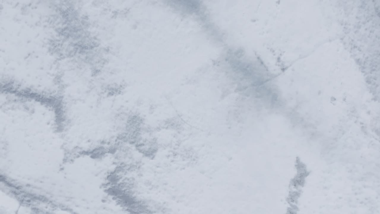 agua congelada del lago palvatnet en tjern, osen, noruega