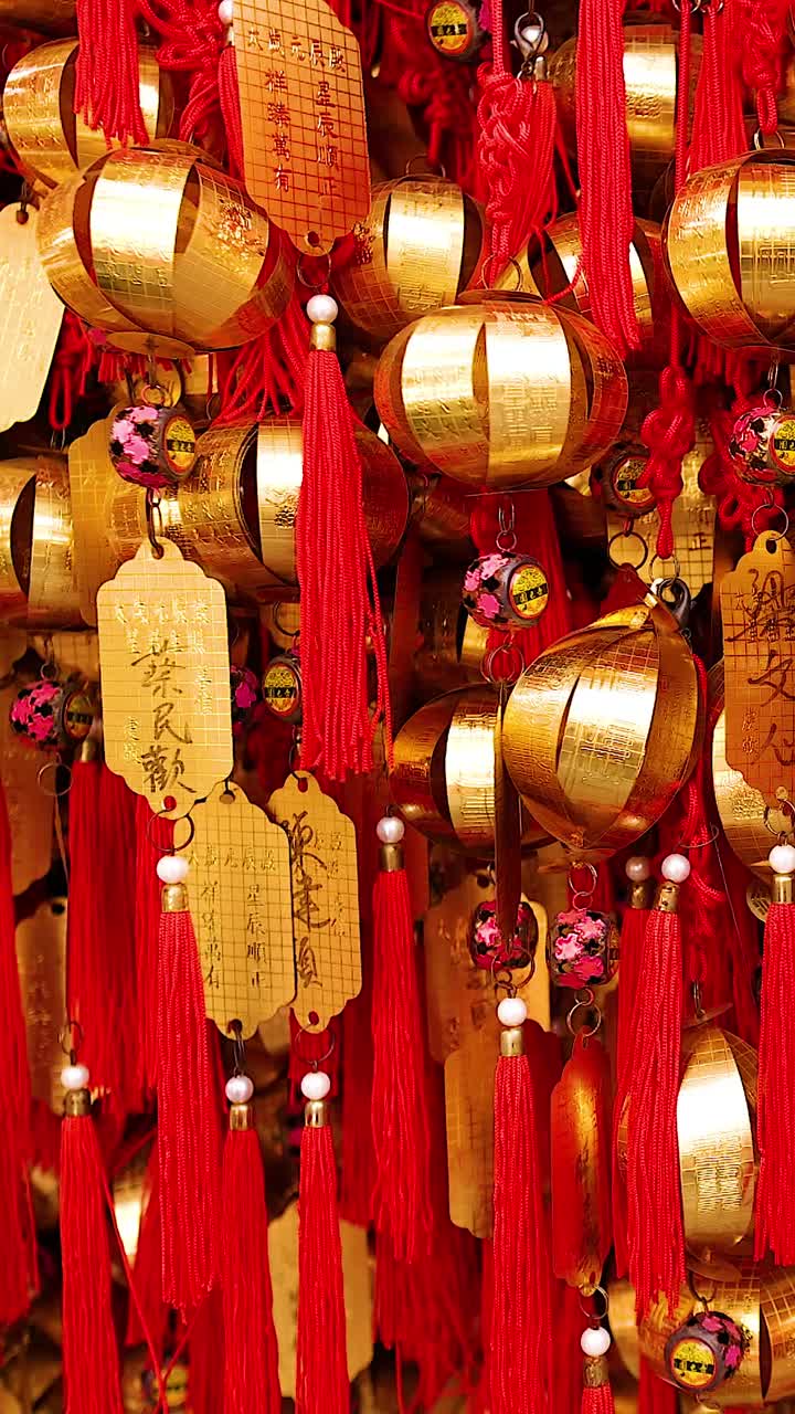 exhibición vibrante de campanas doradas y deseos