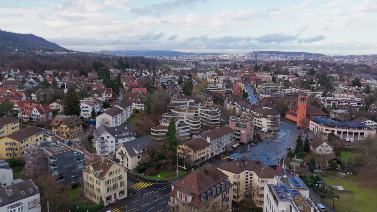 una vista aérea de wollishofen, zúrich, con arquitectura urbana y paisajes panorámicos