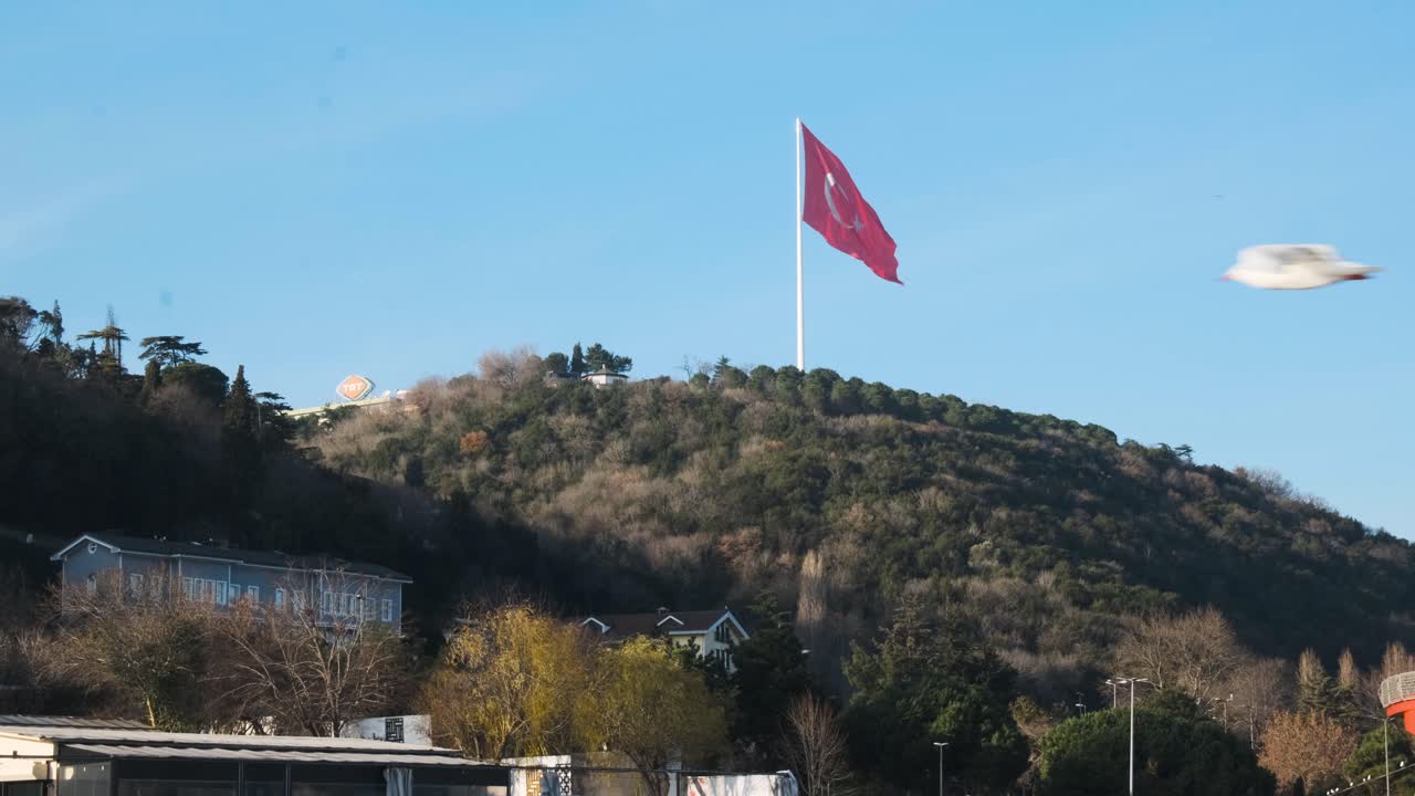 bandera turca en la cima de la montaña