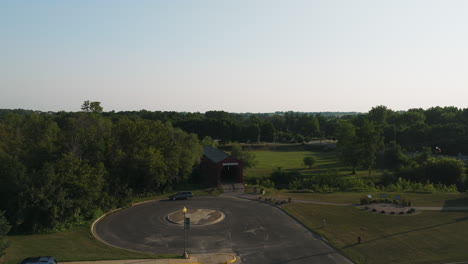 Drohnen-Luftaufnahme-Der-Stadt-Zumbrota,-Minnesota,-Mit-Historischer-überdachter-Brücke