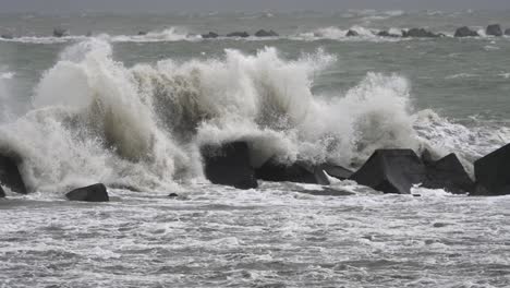 poderosas olas chocando contra la costa