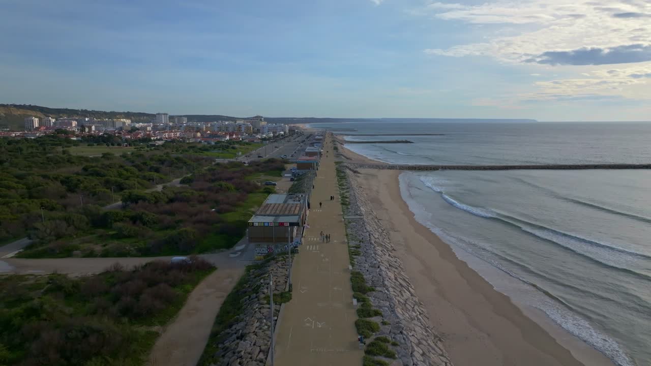 the-beach-promenade-in-costa-da-caparica-freepik