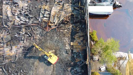 Vista-Superior-De-La-Excavadora-Retirando-Escombros-De-Un-Gran-Incendio-Industrial