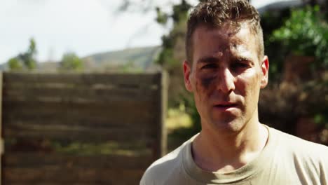 soldado militar de pie en el campamento de entrenamiento 4k