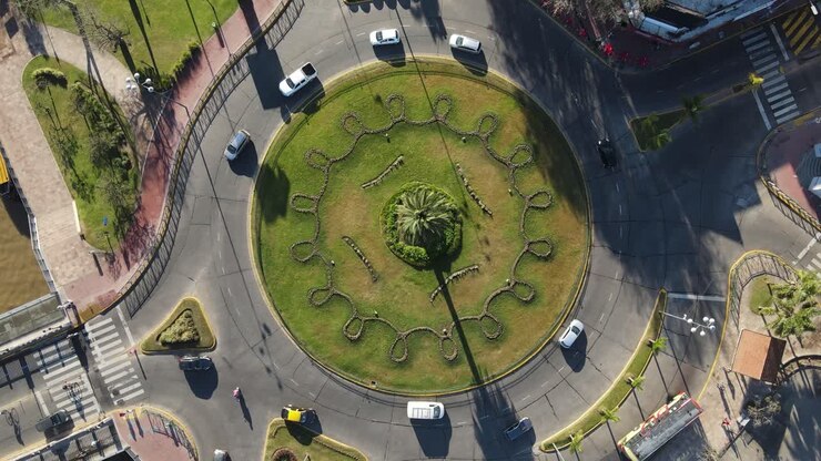 Vista aérea giratoria del movimiento dinámico del tráfico en la rotonda para garantizar la seguridad vial