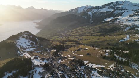 amden weesen suiza los rayos de sol atravesando para resaltar a la aldea en los alpes